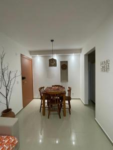 ein Esszimmer mit Tisch und Stühlen in der Unterkunft Apartamento com jardim em condomínio resort in Parnamirim