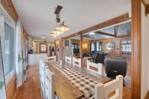 TV a/nebo společenská místnost v ubytování Wind Ridge Cabin