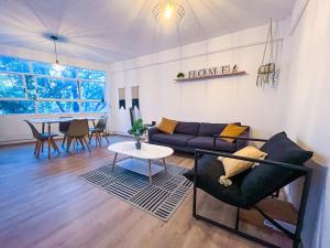a living room with a couch and a table at Departamento Azul Roma in Cedro