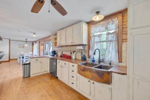 Kuchyň nebo kuchyňský kout v ubytování Wind Ridge Cabin
