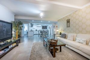 A television and/or entertainment centre at Swan Valley