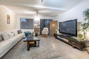 A television and/or entertainment centre at Swan Valley Még 18 kép