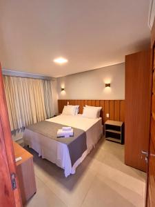 un dormitorio con una cama grande en una habitación en Reserva Flamboyant, en Barra Grande