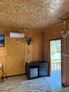 TV a/nebo společenská místnost v ubytování Lak Kao Nai Resort หลักเก้า ไนท์ รีสอร์ท + 33 fotografií