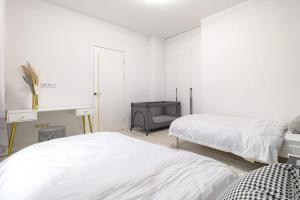 Ένα ή περισσότερα κρεβάτια σε δωμάτιο στο Шикарный Гостевой Guest Аpartments MURAGER