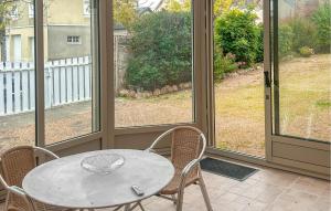 Château-la-VallièreにあるBeautiful Home In Château-La-Vallièreの窓のある部屋(テーブル、椅子付)
