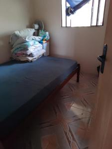 a room with a bed and a window and a floor at Pousada da Lu in São Francisco do Sul