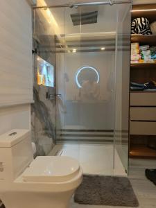 Un baño con ducha de cristal con inodoro. en Penthouse with Jacuzzi in Guarne, en Guarne 8 fotos más