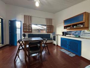 Una cocina y un comedor con mesa y sillas. en APART STUDIOS PONTAL - Aeroporto 400 m - Centro 2,5 Km - Praia 1,5 Km, en Ilhéus
