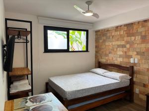 Un dormitorio pequeño con una cama y una ventana. en APART STUDIOS PONTAL - Aeroporto 400 m - Centro 2,5 Km - Praia 1,5 Km, en Ilhéus