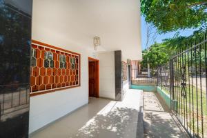 einen Flur eines Hauses mit Tor in der Unterkunft Apartamentos Mafelo Taganga in Taganga