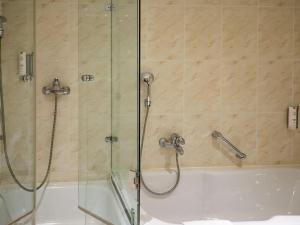 Un baño de Atomis Hotel Munich Airport by Mercure 76 fotos más