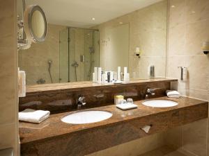 Ένα μπάνιο στο Atomis Hotel Munich Airport by Mercure +73 φωτογραφίες