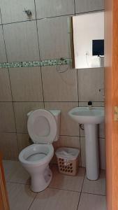 een badkamer met toilet en wastafel bij Hotel Indubrasil Campo Grande LDTA in Campo Grande