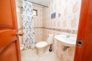 ein Badezimmer mit Toilette und Waschbecken in der Unterkunft Apartamentos Mafelo Taganga in Taganga + 12 Fotos