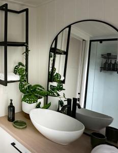 baño con lavabo blanco grande y espejo en Atherton Tiny - Retreat with Fire Pit, en Atherton
