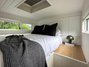 Un dormitorio con una cama en una habitación con ventana. en Atherton Tiny - Retreat with Fire Pit, en Atherton