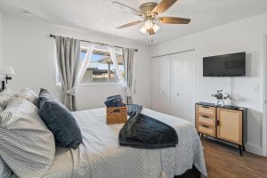 a bedroom with a bed and a ceiling fan at ASU-Mesa Getaway-Stylish & Relaxing in Mesa