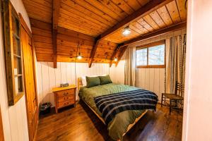 Ένα ή περισσότερα κρεβάτια σε δωμάτιο στο Nine Sides Lodge- Cozy A-Frame makes base camp for ADK Adventures