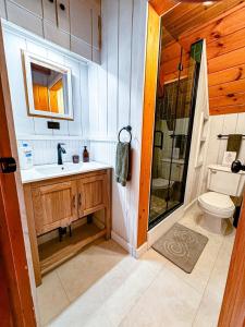 Ένα μπάνιο στο Nine Sides Lodge- Cozy A-Frame makes base camp for ADK Adventures