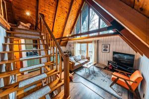 Μια τηλεόραση ή/και κέντρο ψυχαγωγίας στο Nine Sides Lodge- Cozy A-Frame makes base camp for ADK Adventures