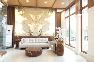 圣巴勃罗Trails Boutique Hotel的客厅里有一张沙发和一张桌子。