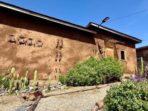 un bâtiment avec une écriture sur le côté dans l'établissement Casa-jardín Luz de Botellas -piscina-jacuzzi-sauna, 