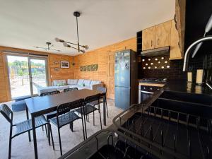 une cuisine et une salle à manger avec une table et des chaises dans l'établissement Casa-jardín Luz de Botellas -piscina-jacuzzi-sauna,  50 autres photos