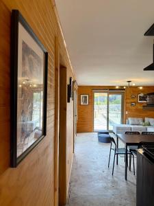 un salon avec une table et un canapé dans l'établissement Casa-jardín Luz de Botellas -piscina-jacuzzi-sauna, 