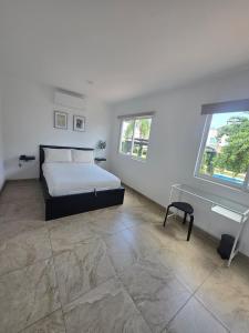 une chambre avec un lit et un bureau dans l'établissement Casa Tulipanes Morelos, Alberca, Jacuzzi, AC, WiFi, à Morelos