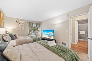 une chambre avec deux lits et une fenêtre dans l'établissement Entire Private 2BR-1Bth King Bed, Pool, HotTub, 2 Parkings, Mira Mesa, Available Now, à San Diego 25 autres photos