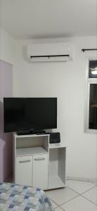 TV a/nebo společenská místnost v ubytování Apartamento Temporada Jacaraípe - ES