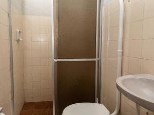 a bathroom with a shower with a toilet and a sink at Recanto D'Ajuda in Arraial d'Ajuda