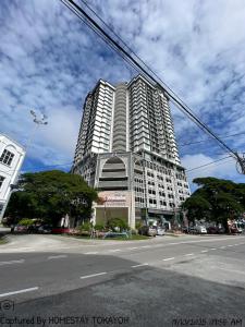 un edificio alto en la esquina de una calle en tokayoh D siti khadijah, en Kota Bharu