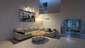una sala de estar con un sofá y una mesa en Flamingo Sunset Retreat, en Old Bribie