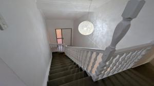 un pasillo con escaleras y una luz colgante en Flamingo Sunset Retreat, en Old Bribie