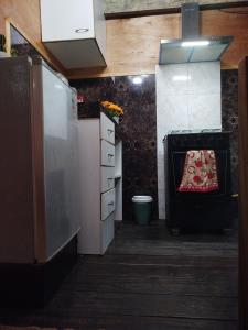 una cocina con horno y toalla. en Brotó de fuego, en Sauce de Portezuelo