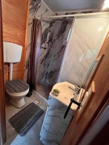 un baño con lavabo e inodoro en Brotó de fuego, en Sauce de Portezuelo