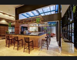 a restaurant with a bar with a lot of windows at Hotel Boutique Itaim in São Paulo