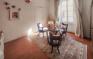 a living room with chairs and a table and a window at Nice Home In Saint-Chinian With Wifi in Saint-Chinian