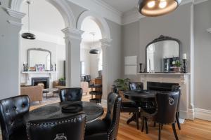 une salle à manger avec une table et des chaises noires dans l'établissement Annie May- Devonport, à Devonport