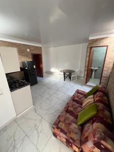 ein Wohnzimmer mit Sofa und Tisch in der Unterkunft The Cayetano House in Cali + 3 Fotos