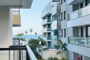 an image of an apartment building with balconies at Apartamento na Praia dos Milionários - 100M do Mar in Cururupe