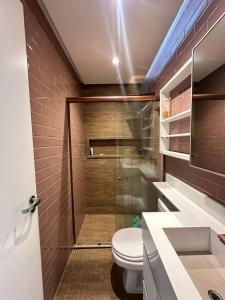 a bathroom with a shower and a toilet at Alto padrão com ar, garagem, sacada integrada in Belém