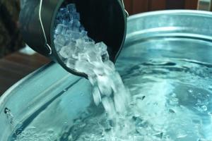 a bucket filled with water with a pot of ice at N3 ATAMI-Forest- in Atami