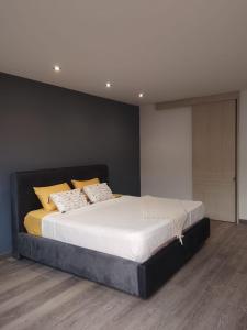 a bedroom with a bed with white sheets and yellow pillows at Suite de Lujo con Entrada Privada Cerca al Aeropuerto El Edén in La Tebaida