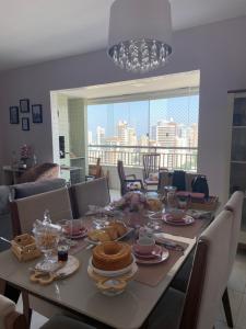 une table de salle à manger avec de la nourriture dessus dans l'établissement Por do Sol, conforto e praticidade na COP 30-Batista Campos, à Belém