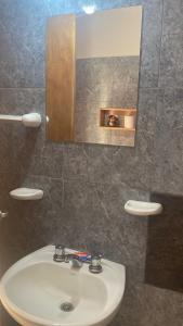 チレシトにあるComplejo Paimán - Alquiler por díaの洗面台と鏡のあるバスルーム +12枚の写真