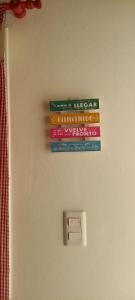 チレシトにあるComplejo Paimán - Alquiler por díaの電灯スイッチの上の壁にある看板