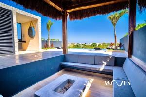 Un balcón o terraza en Natural Lighted Boho Chic Studio with Private Pool by Waves